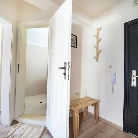 Apartment Charming Urban Oasis